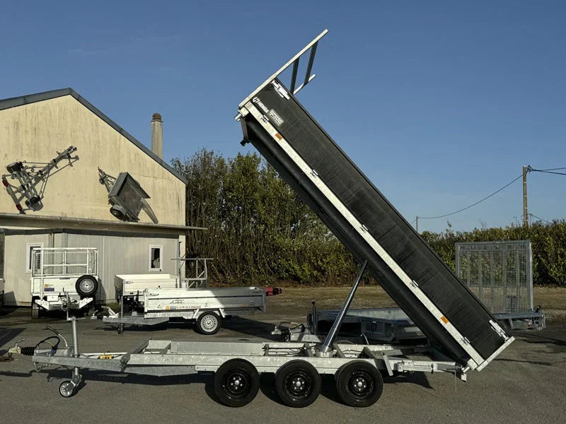 Trois semi-remorques bennes de 3 × 1 800 kg (3,5 t)